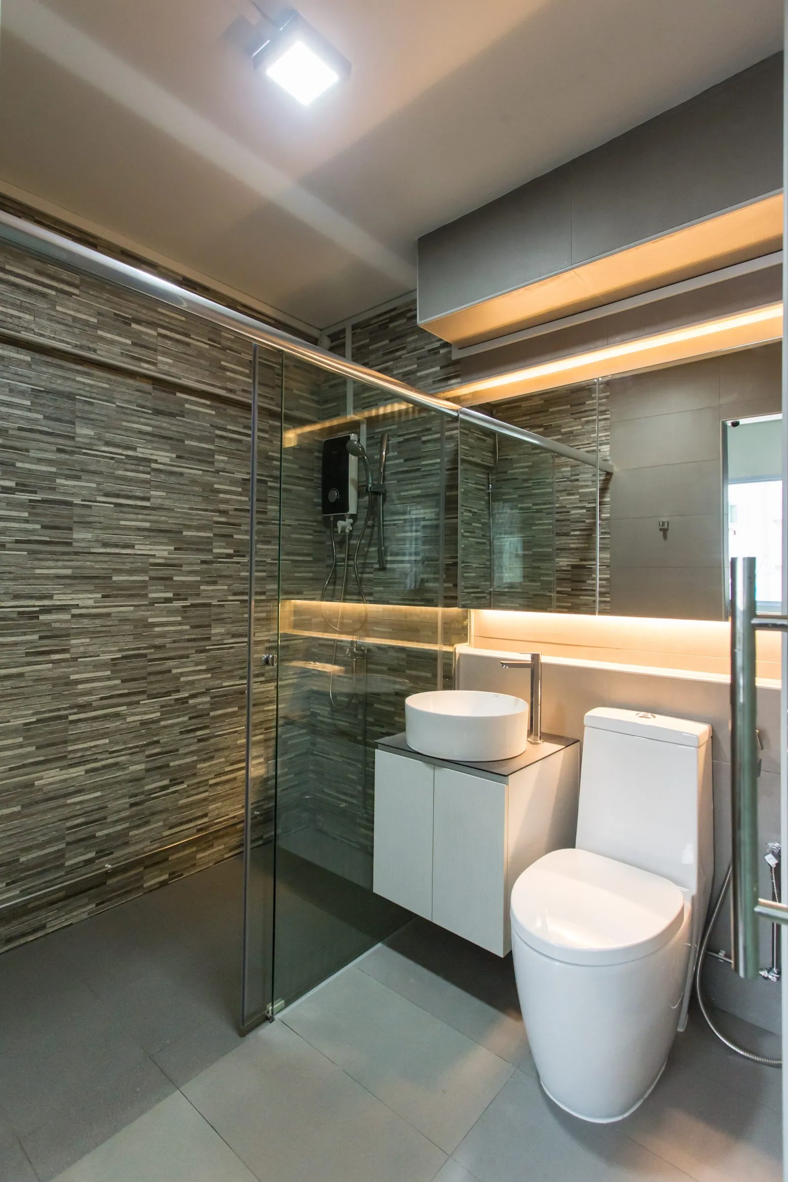Renovated bathroom by Home Reno